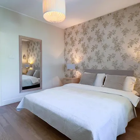 Villa Golden - Elegant Family With Garden Near Krakow